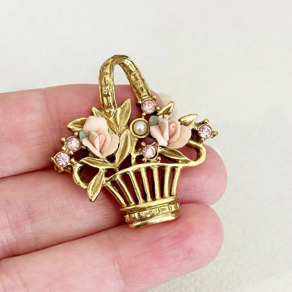 Vintage Victorian Style Brooch Flower Basket Porcelain and Pink Rhinestone - Picture 3 of 4